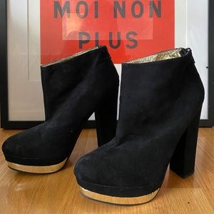 Forever 21 Black Velvet Boot with Gold Bottom - 37